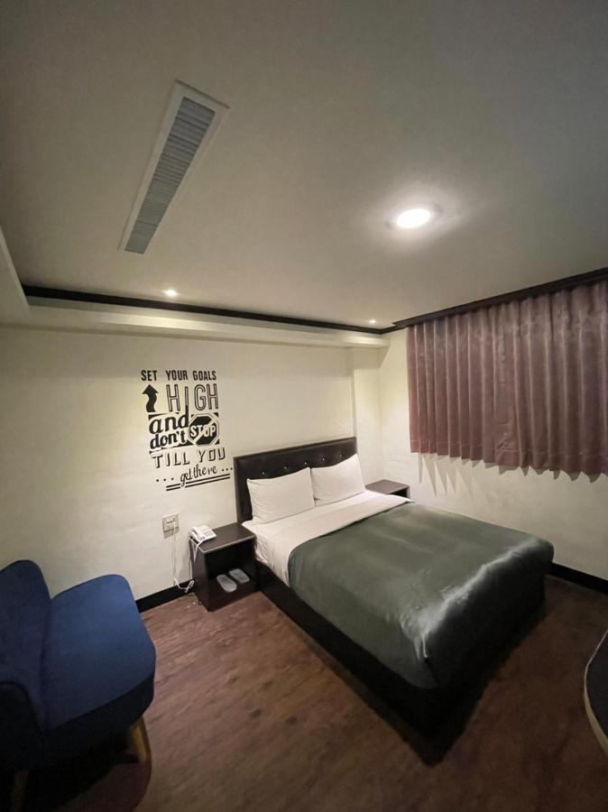 Holiday Business Hotel Taitung Exterior photo