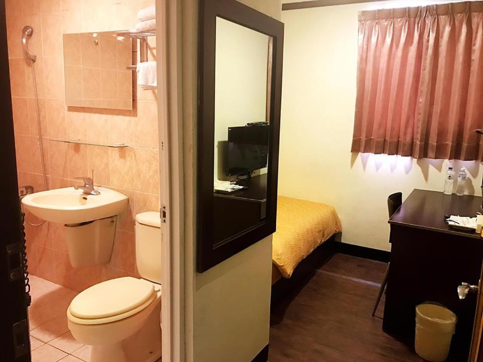 Holiday Business Hotel Taitung Exterior photo
